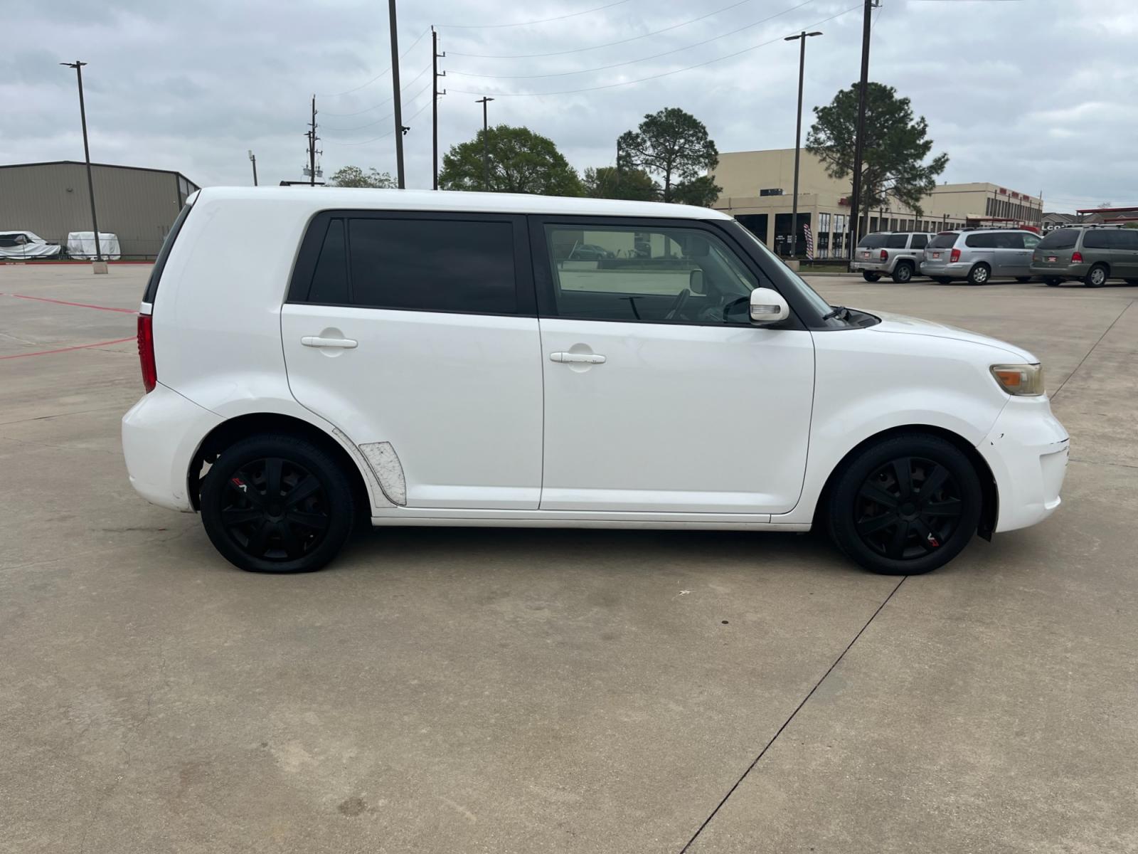 2009 white /black Scion xB Wagon (JTLKE50E591) with an 2.4L L4 DOHC 16V engine, Automatic transmission, located at 14700 Tomball Parkway 249, Houston, TX, 77086, (281) 444-2200, 29.928619, -95.504074 - Photo #7